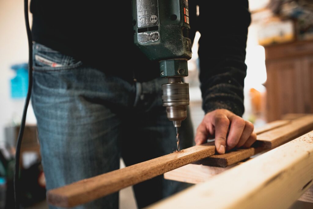 schreiner-website-kitzingen Schreiner bei der Holzbearbeitung. Repräsentiert individuelle Tischlerarbeiten in Kitzingen.